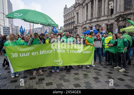 Anversa, Belgio. 7 maggio 2024. La gente partecipa ad una manifestazione per protestare contro le raccomandazioni del rapporto della "Commissie der Wijzen", organizzata dai sindacati educativi ACOD Education, COC e VSOA Education, ad Anversa, martedì 07 maggio 2024. A nome del governo fiammingo, la Commissie der Wjzen sviluppò settanta proposte per la professionalizzazione della professione di insegnante. I sindacati dell'istruzione oggi si stanno attivando contro le raccomandazioni della relazione. Credito: Belga News Agency/Alamy Live News Foto Stock