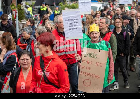 Anversa, Belgio. 7 maggio 2024. La gente partecipa ad una manifestazione per protestare contro le raccomandazioni del rapporto della "Commissie der Wijzen", organizzata dai sindacati educativi ACOD Education, COC e VSOA Education, ad Anversa, martedì 07 maggio 2024. A nome del governo fiammingo, la Commissie der Wjzen sviluppò settanta proposte per la professionalizzazione della professione di insegnante. I sindacati dell'istruzione oggi si stanno attivando contro le raccomandazioni della relazione. Credito: Belga News Agency/Alamy Live News Foto Stock