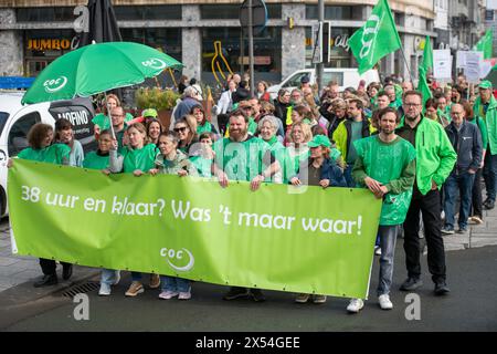 Anversa, Belgio. 7 maggio 2024. La gente partecipa ad una manifestazione per protestare contro le raccomandazioni del rapporto della "Commissie der Wijzen", organizzata dai sindacati educativi ACOD Education, COC e VSOA Education, ad Anversa, martedì 07 maggio 2024. A nome del governo fiammingo, la Commissie der Wjzen sviluppò settanta proposte per la professionalizzazione della professione di insegnante. I sindacati dell'istruzione oggi si stanno attivando contro le raccomandazioni della relazione. Credito: Belga News Agency/Alamy Live News Foto Stock