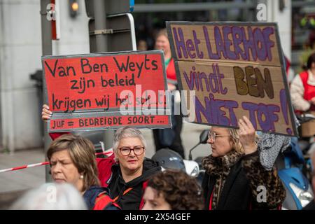 Anversa, Belgio. 7 maggio 2024. La gente partecipa ad una manifestazione per protestare contro le raccomandazioni del rapporto della "Commissie der Wijzen", organizzata dai sindacati educativi ACOD Education, COC e VSOA Education, ad Anversa, martedì 07 maggio 2024. A nome del governo fiammingo, la Commissie der Wjzen sviluppò settanta proposte per la professionalizzazione della professione di insegnante. I sindacati dell'istruzione oggi si stanno attivando contro le raccomandazioni della relazione. Credito: Belga News Agency/Alamy Live News Foto Stock