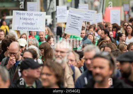 Anversa, Belgio. 7 maggio 2024. La gente partecipa ad una manifestazione per protestare contro le raccomandazioni del rapporto della "Commissie der Wijzen", organizzata dai sindacati educativi ACOD Education, COC e VSOA Education, ad Anversa, martedì 07 maggio 2024. A nome del governo fiammingo, la Commissie der Wjzen sviluppò settanta proposte per la professionalizzazione della professione di insegnante. I sindacati dell'istruzione oggi si stanno attivando contro le raccomandazioni della relazione. Credito: Belga News Agency/Alamy Live News Foto Stock