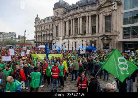 Anversa, Belgio. 7 maggio 2024. Una grande folla si vede durante una manifestazione per protestare contro le raccomandazioni del rapporto del "Commissie der Wijzen", organizzato dai sindacati educativi ACOD Education, COC e VSOA Education, ad Anversa, martedì 07 maggio 2024. A nome del governo fiammingo, la Commissie der Wjzen sviluppò settanta proposte per la professionalizzazione della professione di insegnante. I sindacati dell'istruzione oggi si stanno attivando contro le raccomandazioni della relazione. Credito: Belga News Agency/Alamy Live News Foto Stock