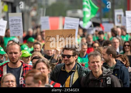 Anversa, Belgio. 7 maggio 2024. La gente partecipa ad una manifestazione per protestare contro le raccomandazioni del rapporto della "Commissie der Wijzen", organizzata dai sindacati educativi ACOD Education, COC e VSOA Education, ad Anversa, martedì 07 maggio 2024. A nome del governo fiammingo, la Commissie der Wjzen sviluppò settanta proposte per la professionalizzazione della professione di insegnante. I sindacati dell'istruzione oggi si stanno attivando contro le raccomandazioni della relazione. Credito: Belga News Agency/Alamy Live News Foto Stock