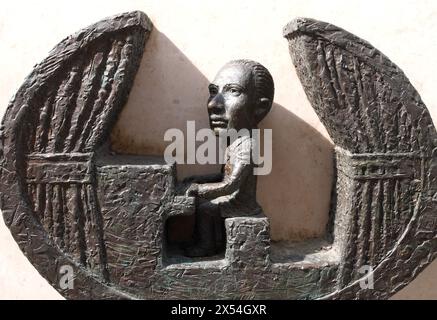 Rezso Seress, una mini statua in bronzo dello scultore ungherese ucraino Mihaly Kolodko, via Akacfa, Budapest, Ungheria Foto Stock