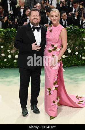 New York, Stati Uniti. 6 maggio 2024. James Corden e Julia Carey arrivano al Met Gala, Sleeping Beauties: Reawakening Fashion, al Metropolitan Museum of Art Crediti: Doug Peters/EMPICS/Alamy Live News Foto Stock