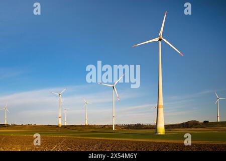 Turbine eoliche sull'altopiano di Paderborn, Germania, Renania settentrionale-Vestfalia, Paderborner Hochflaeche, Bad Wuennenberg Foto Stock