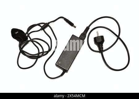 L'alimentazione dal sistema elettrico per un computer portatile assemblato, nera, si trova su uno sfondo bianco. Foto Stock