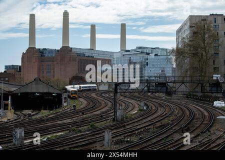 Le linee ferroviarie vuote, dato che i servizi ferroviari molto limitati corrono il terzo giorno di azione industriale, mentre i macchinisti dell'unione ASLEF portano un'altra giornata di miseria per i pendolari e i viaggiatori del treno ad Abbots Manor che arrivano a Londra Victoria l'8 aprile 2024 a Londra, Regno Unito. Foto Stock