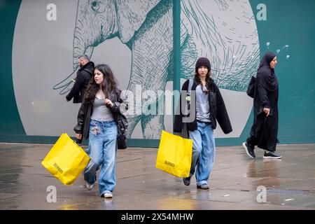 La pioggia del lunedì festivo non scoraggia i molti acquirenti e visitatori in Oxford Street che sfidano il maltempo passando per il nuovo negozio Elephant London, attualmente in fase di ristrutturazione e che aprirà nel 2025 il 6 maggio 2024 a Londra, Regno Unito. Oxford Street è un importante centro commerciale nel West End della capitale ed è la strada commerciale più trafficata d'Europa, con circa mezzo milione di visitatori al giorno ai suoi circa 300 negozi, la maggior parte dei quali sono negozi di moda e di abbigliamento di alta moda. Foto Stock