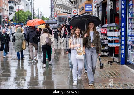 La pioggia del lunedì festivo non scoraggia i numerosi acquirenti e visitatori di Oxford Street che hanno sfidato il maltempo il 6 maggio 2024 a Londra, Regno Unito. Oxford Street è un importante centro commerciale nel West End della capitale ed è la strada commerciale più trafficata d'Europa, con circa mezzo milione di visitatori al giorno ai suoi circa 300 negozi, la maggior parte dei quali sono negozi di moda e di abbigliamento di alta moda. Foto Stock