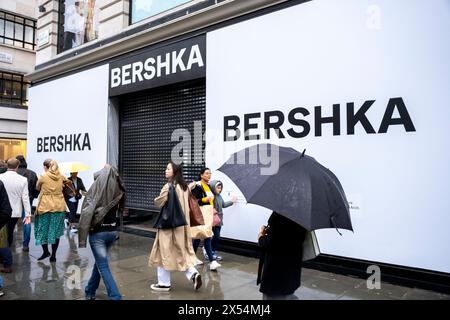 La pioggia del lunedì festivo non scoraggia i numerosi acquirenti e visitatori di Oxford Street che sfidano il maltempo passando per il nuovo negozio Bershka, attualmente in fase di ristrutturazione il 6 maggio 2024 a Londra, Regno Unito. Oxford Street è un importante centro commerciale nel West End della capitale ed è la strada commerciale più trafficata d'Europa, con circa mezzo milione di visitatori al giorno ai suoi circa 300 negozi, la maggior parte dei quali sono negozi di moda e di abbigliamento di alta moda. Foto Stock