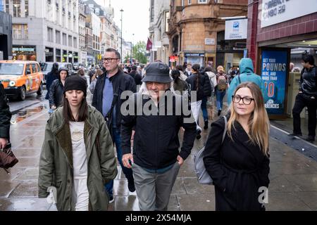 La pioggia del lunedì festivo non scoraggia i numerosi acquirenti e visitatori di Oxford Street che hanno sfidato il maltempo il 6 maggio 2024 a Londra, Regno Unito. Oxford Street è un importante centro commerciale nel West End della capitale ed è la strada commerciale più trafficata d'Europa, con circa mezzo milione di visitatori al giorno ai suoi circa 300 negozi, la maggior parte dei quali sono negozi di moda e di abbigliamento di alta moda. Foto Stock