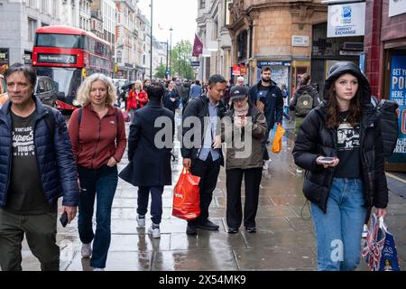 La pioggia del lunedì festivo non scoraggia i numerosi acquirenti e visitatori di Oxford Street che hanno sfidato il maltempo il 6 maggio 2024 a Londra, Regno Unito. Oxford Street è un importante centro commerciale nel West End della capitale ed è la strada commerciale più trafficata d'Europa, con circa mezzo milione di visitatori al giorno ai suoi circa 300 negozi, la maggior parte dei quali sono negozi di moda e di abbigliamento di alta moda. Foto Stock