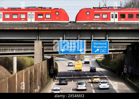 Il treno regionale attraversa l'autostrada A535 allo svincolo di Sonnborn, Germania, Renania settentrionale-Vestfalia, Bergisches Land, Wuppertal Foto Stock