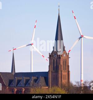 Chiesa cattolica di San Giacomo il Vecchio di fronte alle turbine eoliche, Germania, Renania settentrionale-Vestfalia, Juechen Foto Stock