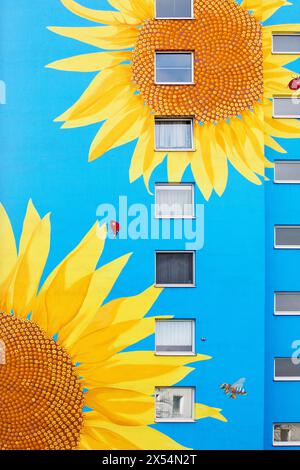 Casa di girasole, girasole, coleotteri di api e uccelli da cortile dipinti sulla facciata di un grattacielo, Germania, Renania settentrionale-Vestfalia, Bergisches Land, Foto Stock