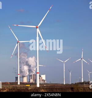 Turbine eoliche con la centrale Neurath, Germania, Renania settentrionale-Vestfalia, Renania settentrionale, Juechen Foto Stock