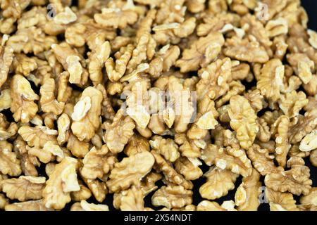 noce (Juglans regia), noci incrinate Foto Stock