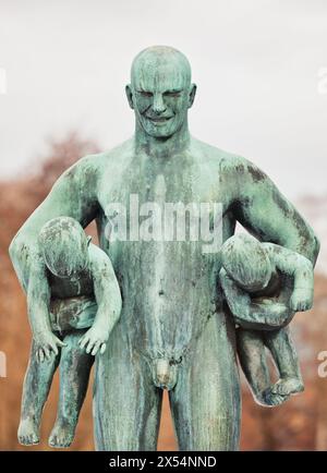 Scultura in bronzo dello scultore norvegese Gustav Vigeland, raffigurante un uomo che tiene sotto ogni braccio un bambino, il ponte, Frogner Park, Vigeland Park, Oslo, Norvegia Foto Stock