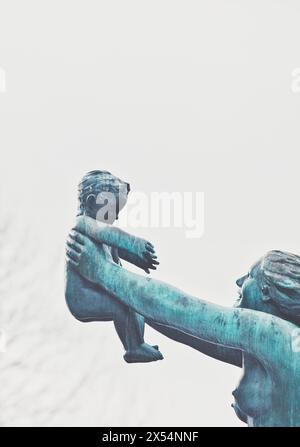 Scultura in bronzo madre che tiene il bambino in braccio teso dallo scultore norvegese Gustav Vigeland, il Bridge Frogner Park, Vigeland Park, Oslo, Norvegia Foto Stock