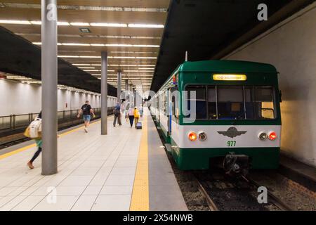 Stazione Batthyany ter HEV (treno suburbano locale), Budapest, Ungheria Foto Stock