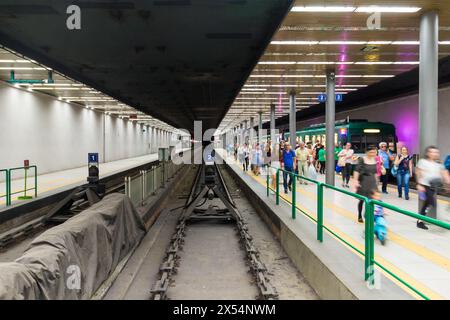 Stazione Batthyany ter HEV (treno suburbano locale), Budapest, Ungheria Foto Stock