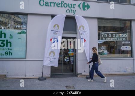 Parigi, Francia. 7 maggio 2024. Gli acquirenti fuori da una catena di supermercati Carrefour locale a Parigi. La catena di supermercati francese Carrefour è partner dei giochi olimpici e paraolimpici del 2024 . Crediti: amer ghazzal/Alamy Live News Foto Stock