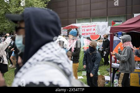 Berlino, Germania. 7 maggio 2024. I partecipanti si esibiranno durante una dimostrazione filo-palestinese del gruppo "coalizione studentesca Berlino" nel cortile del teatro di Freie Universität Berlin. Gli attivisti pro-palestinesi hanno occupato un cortile della libera Università di Berlino martedì. Crediti: Sebastian Christoph Gollnow/dpa/Alamy Live News Foto Stock