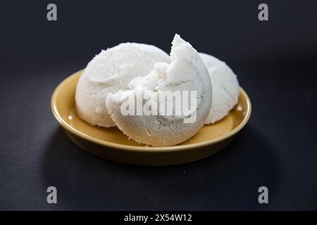 La torta di riso al vapore o Bhapa Pitha è un piatto tradizionale del Bangladesh. Spuntini invernali Vapa Pitha sul piatto. Foto Stock