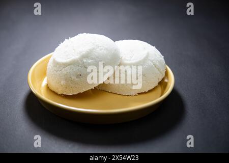 La torta di riso al vapore o Bhapa Pitha è un piatto tradizionale del Bangladesh. Spuntini invernali Vapa Pitha sul piatto. Foto Stock