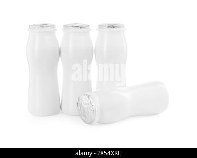 Gustoso yogurt in bottiglie isolate su bianco Foto Stock