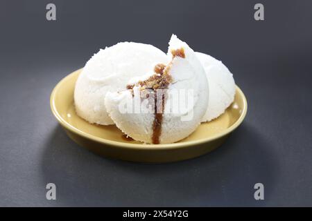 La torta di riso al vapore o Bhapa Pitha è un piatto tradizionale del Bangladesh. Spuntini invernali Vapa Pitha sul piatto. Foto Stock