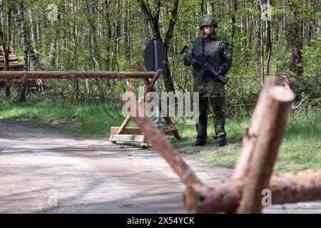 Soldat an einem Checkpoint, Strassensperre, Bundespraesident Frank-Walter STEINMEIER besucht die Uebung National Guardian, Die Panzertruppenschule und die Militaerseelsorge auf dem Truppenuebungsplatz in Munster, 18.04.2024, **** Soldier at a checkpoint, roadblock, il presidente tedesco Frank Walter STEINMEIER visita l'esercitazione del National Guardian, la scuola per truppe di carri armati e la cappellania militare nella zona di addestramento di Munster, 18 04 2024, Foto Stock