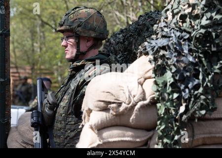 Soldat hinter einem Schutzwall aus Sandsaecken, an einem Checkpoint, Strassensperre, Bundespraesident Frank-Walter STEINMEIER besucht die Uebung National Guardian, Die Panzertruppenschule und die Militaerseelsorge auf dem Truppenuebungsplatz in Munster, 18.04.2024, *** soldato dietro un muro protettivo di sacchi di sabbia, in un posto di sicurezza, in un blocco stradale, il presidente tedesco Frank Walter STEINMEIER visita l'esercitazione del National Guardian, la scuola per le truppe di carri armati e la cappellania militare presso l'area di addestramento delle truppe di Munster, 18 04 2024, Foto Stock