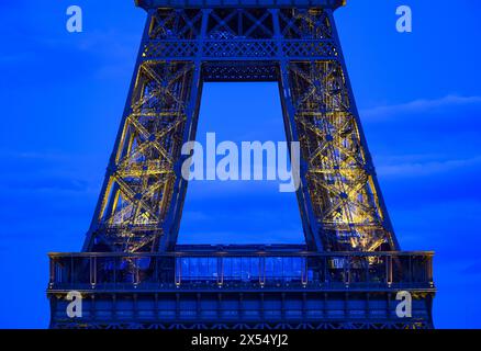 6 maggio 2024, Francia, Parigi: La Torre Eiffel è illuminata di sera. Le Olimpiadi e le Paralimpiadi si svolgono in Francia in estate. Foto: Robert Michael/dpa Foto Stock