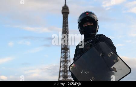 6 maggio 2024, Francia, Parigi: Un poliziotto motociclistico si trova vicino alla Torre Eiffel durante la visita di stato del Presidente della Cina. Le Olimpiadi e le Paralimpiadi si svolgeranno in Francia quest'estate. Foto: Robert Michael/dpa Foto Stock