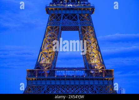 6 maggio 2024, Francia, Parigi: La Torre Eiffel è illuminata di sera. Le Olimpiadi e le Paralimpiadi si svolgono in Francia in estate. Foto: Robert Michael/dpa Foto Stock