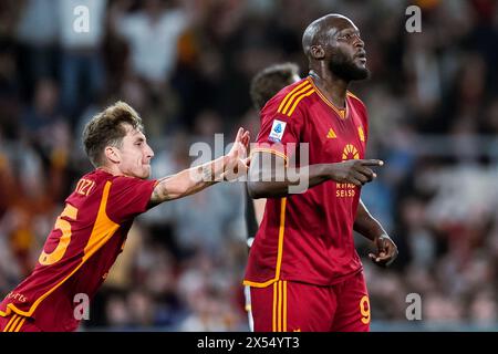 Romelu Lukaku dell'AS Roma festeggia con Tommaso Baldanzi dopo aver segnato il primo gol durante la partita di serie A TIM tra AS Roma e Juventus FC allo Stadio Olimpico il 5 maggio 2024 a Roma. Foto Stock