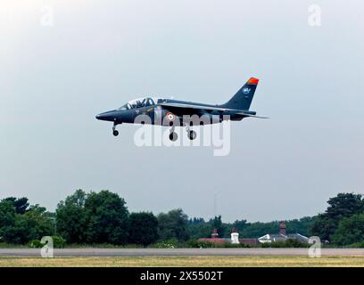 L'agile Dassault-Dornier Alpha Jet e dell'aeronautica francese atterra dopo la sua esposizione personale alla Biggin Hill International Air Fair 2010. Foto Stock