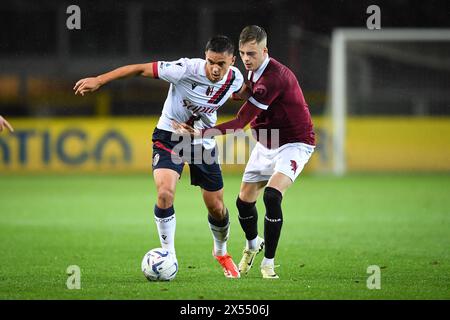 Nikola Moro di Bologna e Ivan Ilic di Torino durante la partita di calcio di serie A tra Torino e Bologna allo Stadio Olimpico grande Torino di Torino Foto Stock