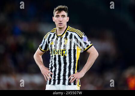 Andrea Cambiaso della Juventus FC guarda durante la partita di serie A TIM tra AS Roma e Juventus FC allo Stadio Olimpico il 5 maggio 2024 a Roma. Foto Stock