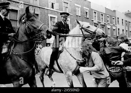 Battaglia di Lewisham 1970 nel Regno Unito. I dimostranti dell'ala sinistra cercano di sfondare un cordone di polizia a cavallo. Sono venuti come controdimostrazione per cercare di impedire che il partito di destra anti immigrazione del fronte Nazionale marciasse attraverso New Cross. Le rivolte che ne seguirono divennero note come Battaglia di Lewisham. New Cross, Lewisham, Londra, Inghilterra 13 agosto 1977. 1970 UK HOMER SYKES. Foto Stock