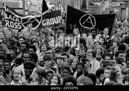 Gli Anticristi, il gruppo della Croce Nera nella Battaglia di Lewisham, la New Cross si rivoltò a Londra nel Regno Unito negli anni '1970 500 membri del fronte Nazionale marciarono da New Cross a Lewisham, varie contromanifestazioni di circa 4.000 persone portarono a violenti scontri tra i due gruppi e tra i manifestanti anti anti-NF e la polizia. Sud di Londra, Inghilterra 13 agosto 1977. HOMER SYKES Foto Stock