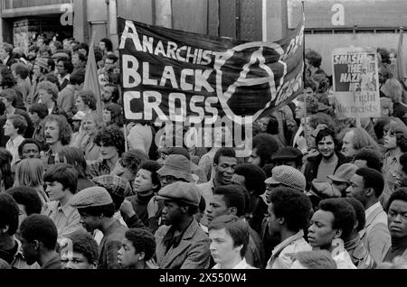 Gli Anticristi, il gruppo della Croce Nera nella Battaglia di Lewisham, la New Cross si rivoltò a Londra nel Regno Unito negli anni '1970 500 membri del fronte Nazionale marciarono da New Cross a Lewisham, varie contromanifestazioni di circa 4.000 persone portarono a violenti scontri tra i due gruppi e tra i manifestanti anti anti-NF e la polizia. Sud di Londra, Inghilterra 13 agosto 1977. HOMER SYKES Foto Stock