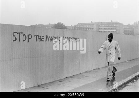 Il razzismo londinese degli anni '1970 del Regno Unito. Ferma la marcia nazista dipinta su un muro di ferro ondulato. New Cross, South London, Inghilterra 13 agosto 1977. HOMER SYKES Foto Stock