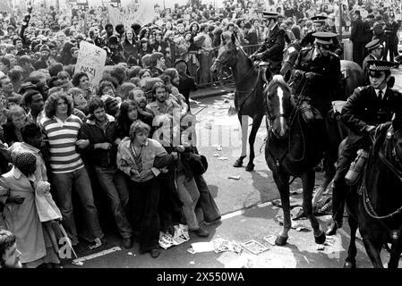 Battaglia di Lewisham 1970 nel Regno Unito. Manifestanti di sinistra trattenuti dalla polizia, sono venuti come controdimostrazione per cercare di impedire che il partito di destra anti immigrazione fronte Nazionale marciasse attraverso New Cross. Le rivolte che ne seguirono divennero note come Battaglia di Lewisham. New Cross, Lewisham, Londra, Inghilterra 13 agosto 1977. 1970 UK HOMER SYKES. Foto Stock