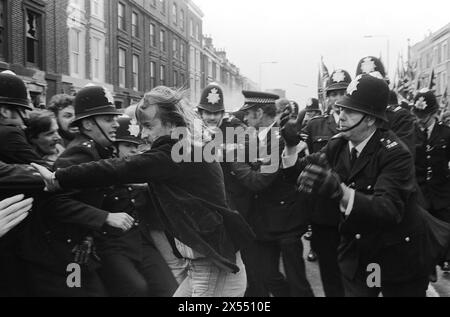 Lewisham Riots, Londra anni '1970 Regno Unito. I manifestanti di sinistra si riuniscono per cercare di impedire che l'estrema destra National Front marciasse attraverso New Cross, South London. Le rivolte che ne seguirono divennero note come Battaglia di Lewisham. New Cross, Lewisham, Londra, Inghilterra 13 agosto 1977. 1970 UK HOMER SYKES. Foto Stock