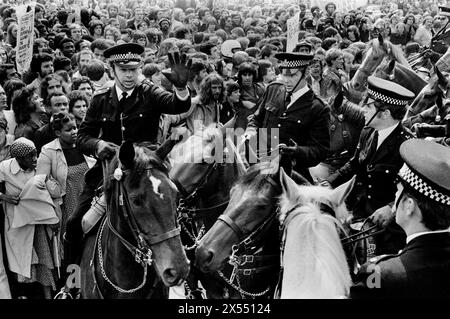 Battaglia di Lewisham 1970 nel Regno Unito. Manifestanti di sinistra trattenuti dalla polizia, sono venuti come controdimostrazione per cercare di impedire che il partito di destra anti immigrazione fronte Nazionale marciasse attraverso New Cross. Le rivolte che ne seguirono divennero note come Battaglia di Lewisham. New Cross, Lewisham, Londra, Inghilterra 13 agosto 1977. 1970 UK HOMER SYKES. Foto Stock