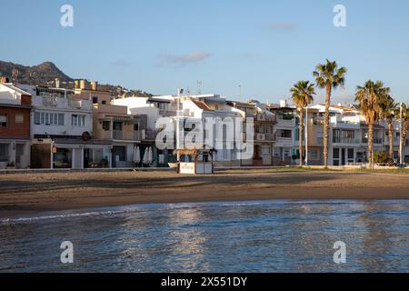 Malaga, Spagna - 23 aprile 2024: Zona popolare di Pedregalejo sulla costa di Malaga Foto Stock