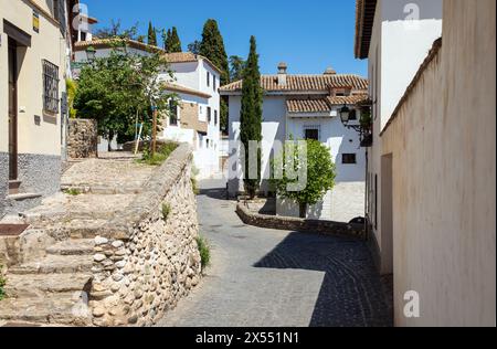 Granada, Spagna - 24 aprile 2024: Il pittoresco distretto di Albaicin a Granada in Andalusia, Spagna. Foto Stock